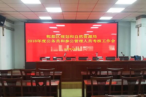會議室使用拼接屏好還是小間距LED好？