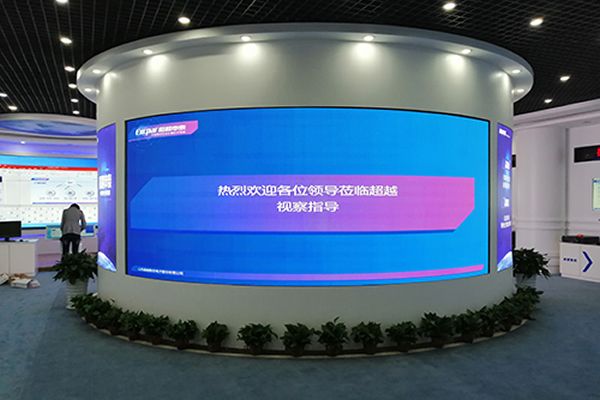 室內選擇P3LED顯示屏好還是拼接屏好？